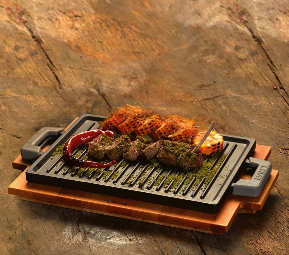 Lava Döküm Dikdörtgen Hot Plate, Ahşap Altlıklı. Ölçü 22X15CM.